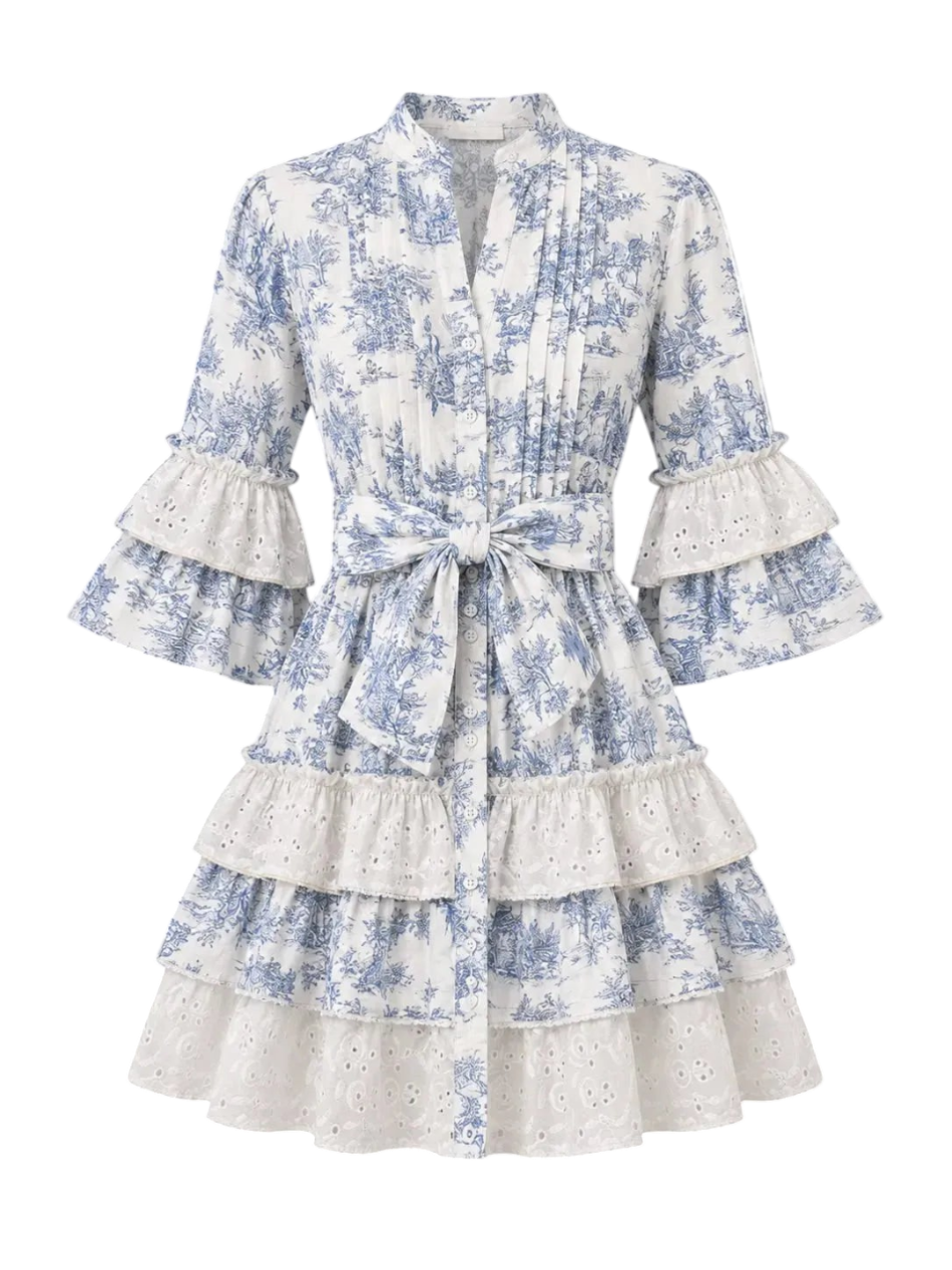 Robe courte Boutique Pep's en coton blanc et bleu avec motif Toile de Jouy, manches à volants et détails brodés