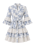 Robe courte Boutique Pep's en coton blanc et bleu avec motif Toile de Jouy, manches à volants et détails brodés