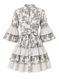 Robe courte Boutique Pep's en coton blanc à motif Toile de Jouy gris, manches à volants et détails brodés