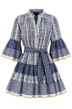 Robe courte Boutique Pep's Spring en coton bleu et blanc à motifs géométriques et manches évasées